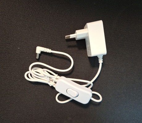 שנאי לבן עם מפסק 12W / 1A / 12V