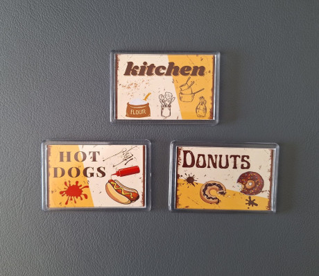 סט 3 מגנטים נוסטלגי קשיחים אקריליק – נקניקיה חמה, דונאטס וקצת סטייל למטבח שלך