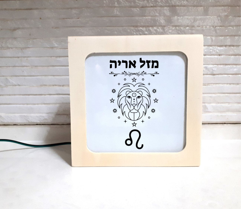 גוף המנורה בנוי מעץ טבעי לא צבוע בעל טקסטורה גווני עץ טבעי